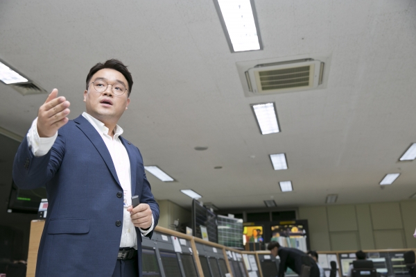 차민석 KT SAT 용인 위성센터 대리가 위성체 운용 과정에 대해 설명하고 있다. (사진=KT)