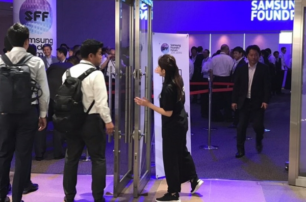 일본 거래 회사 관계자들이 줄지어 포럼장에 들어가고 있다.(사진=연합뉴스)