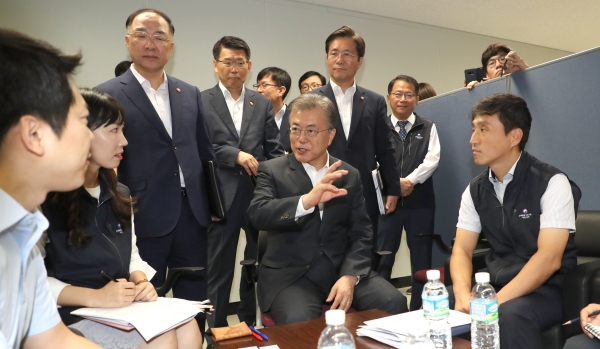 문재인 대통령이 10일 오전 중구 소재부품 수급대응 지원센터에서 상담 중인 기업관계자와 대화하고 있다. (사진=연합뉴스)