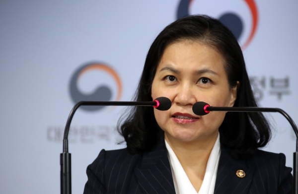 유명희 통상교섭본부장이 11일 오전 정부서울청사 브리핑실에서 일본이 지난 7월 4일 시행한 수출제한 조치를 WTO에 제소한다 말했다.(사진=연합뉴스)