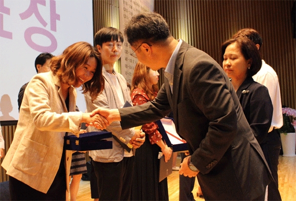 허은희 한독 커뮤니케이션실 상무(왼쪽 첫째)가 16일 오전 서울시청 다목적홀에서 열린 제12회 치매극복의 날 기념행사에서 나백주 서울시민건강국장으로부터 보건복지부 장관 표창을 건네받고 있다. (사진=한독) 