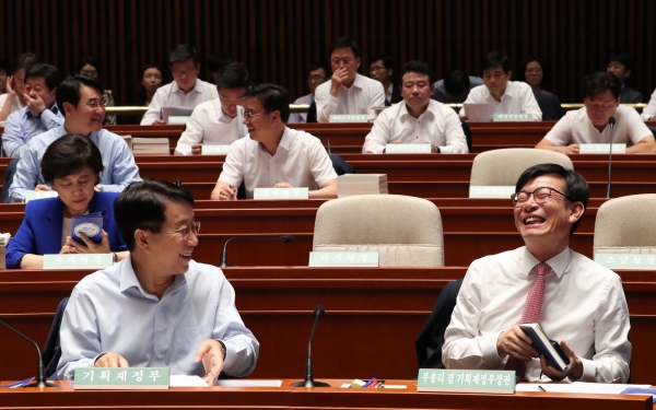 김상조 청와대 정책실장(오른쪽)이 18일 오후 국회 예결위회의장에서 열린 '정기국회 대비 국회의원 워크숍'에 참석, 조정식 정책위의장과 이야기하고 있다. (사진=연합뉴스)