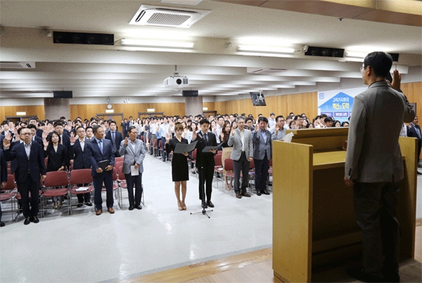 일동제약 임직원들이 19일 서울 서초구 양재동 일동제약 본사에서 준법 선서를 하고 있다. (사진=일동제약) 