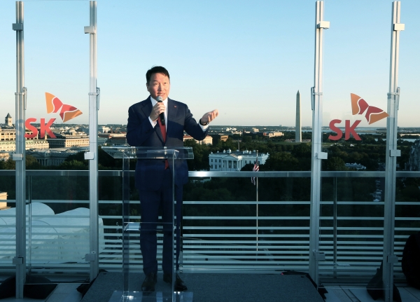 최태원 회장이 19일 저녁(현지시간) 워싱턴 DC에서 개최된 'SK Night(SK의 밤)' 행사에서 사회적 가치를 통한 파트너십의 확장을 주제로 인사말을 하고 있다.(사진=SK)