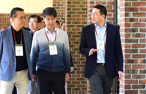 구광모 LG 대표(사진 오른쪽)가 24일 경기도 이천에 위치한 LG인화원에서 열린 사장단 워크샵에 참석해 권영수 (주)LG 부회장, LG인화원 조준호 사장 등 최고경영진과 대화하며 이동하고 있다.(사진=LG그룹)