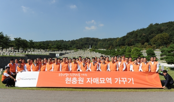 김연철 한화시스템 대표이사(사진 맨앞 왼쪽 여덟째)와 김용수 연합정밀 대표이사(사진 맨앞 왼쪽 아홉번째)가 기념촬영을 하고 있다.(사진=한화시스템)