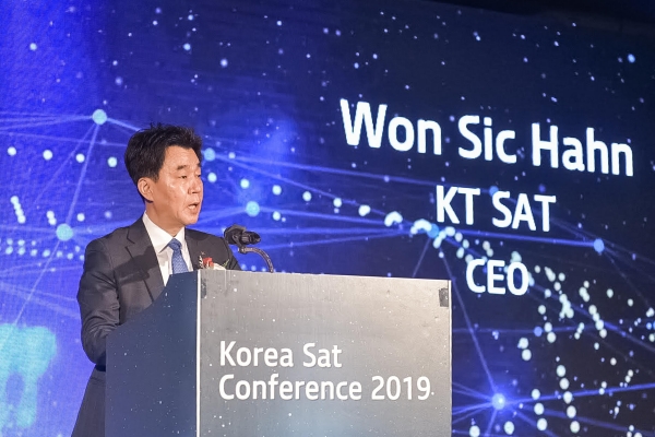 한원식 KT SAT 대표이사 사장이 2019 코리아 샛 컨퍼런스 개회사를 하고 있다. (사진=KT SAT)