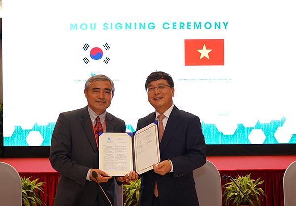 이홍구 한국소프트웨어산업협회 회장과 응엔 민 홍(Nguyen Minh Hong) 베트남디지털통신협회 회장이 MOU 체결식후 기념 촬영을 하고 있다(사진=한국소프트웨어산업협회)