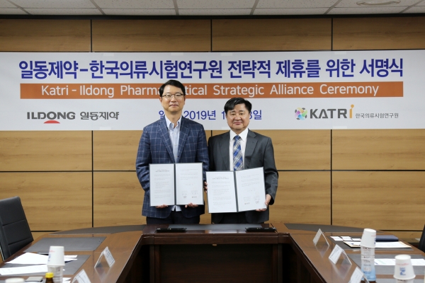 8일 서울 양재동 일동제약 본사에서 윤웅섭 일동제약 사장(왼쪽)과 박형건 한국의류시험연구원장이 업무협약을 맺고 기념 촬영을 하고 있다. (사진=일동제약)