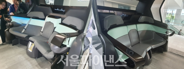 차량 내부 프리미엄석(왼쪽)과 일반석. 확실히 프리미엄이 편했다. (사진=이호정 기자)