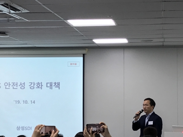 허은기 중대형전지사 개발 담당 전무가 서울 중구 태평로 빌딩에서 열린  ESS 안전성 강화 대책 설명회에서 발표를 하고 있다.(사진=윤은식 기자)