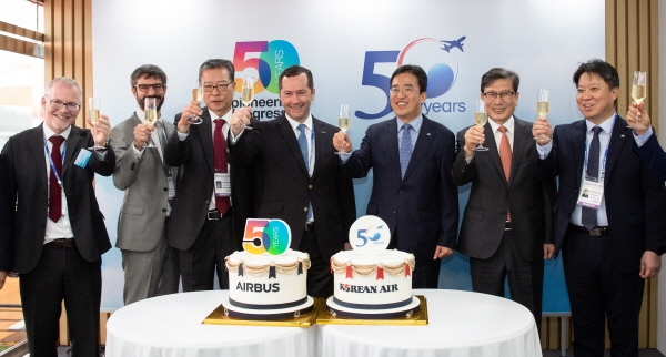 대한항공은 16일 성남공항에서 진행된 '서울 국제 항공우주 및 방위산업 전시회(ADEX)'에서 유럽 항공제조업체인 '에어버스(AIRBUS)'와 창립 50주년 축하행사를 진행했다. (사진=대한항공)