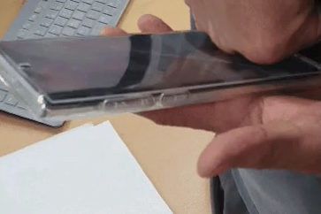 주먹으로 스마트폰 잠금을 풀고 있는 모습. 이베이에서 판매되고 있는 특정 풀커버 실리콘 케이스를 사용했다. (사진=미니기기코리아 캡쳐)