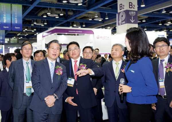 구자균 LS산전 회장(왼쪽 세 번째)이 성윤모 산업통상자원부 장관(왼쪽 두 번째)에게 LS산전의 DT(디지털전환) 기술 기반 스마트전력통합관리시스템 '그리드솔 케어' 설명하고 있다.(사진=LS산전)