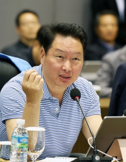 최태원 SK그룹 회장이 지난 16일부터 사흘간 제주 서귀포시 디아넥스 호텔에서 열린  '2019 CEO세미나'에서 첫날 토론에 참여하고 있다.(사진=SK그룹)