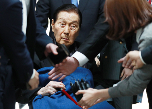 경영비리 혐의로 재판에 넘겨진 롯데의 창업주 신격호 총괄회장이 1일 오후 서울 서초구 중앙지방법원에서 열린 결심 공판에 출석하며 취재진 질문을 받고 있다. (사진=연합뉴스)