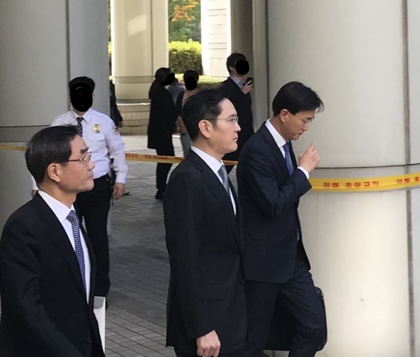 이재용 삼성전자 부회장(가운데)이 국정농단 파기환송심 첫 공판을 마치고 법정에서 나오고 있다.(사진=윤은식 기자)
