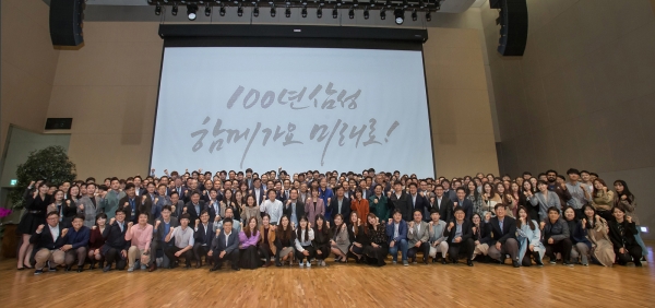 삼성전자 창립 50주년을 맞아 1일 수원 '삼성 디지털 시티'에서 경영진과 임직원들이 초일류 100년 기업의 역사를 쓰자고 다짐하며, 화이팅을 힘차게 외치고 있다.(사진=삼성전자)