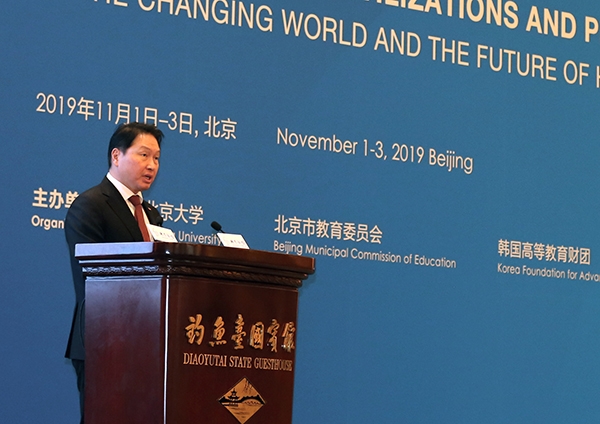 최태원 SK회장이 지난 1일 중국 베이징 댜오위타이에서 열린 '베이징포럼 2019' 개막식에서 기조연설을 하고 있다.(사진=SK그룹)