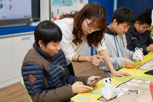 수원 소재 자혜학교에서 학생들이 코딩스쿨 수업을 받고 있는 모습. (사진=SK텔레콤)