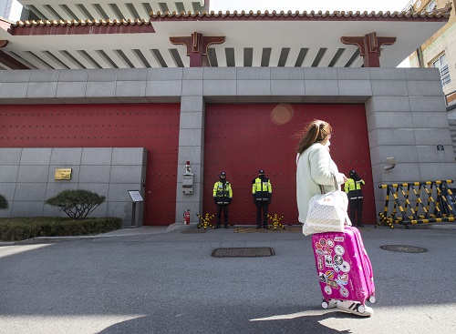 고고도미사일방어체계(사드·THAAD) 배치계획에 따른 중국의 보복조치가 이어지고 있는 8일 오전 서울 중국대사관 앞을 한 관광객이 지나가고 있다. (사진=연합뉴스)