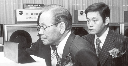 故 이병철 창업주와 경영 실사에 나선 이건희 삼성 회장의 젊은 시절 모습 (사진=삼성)
