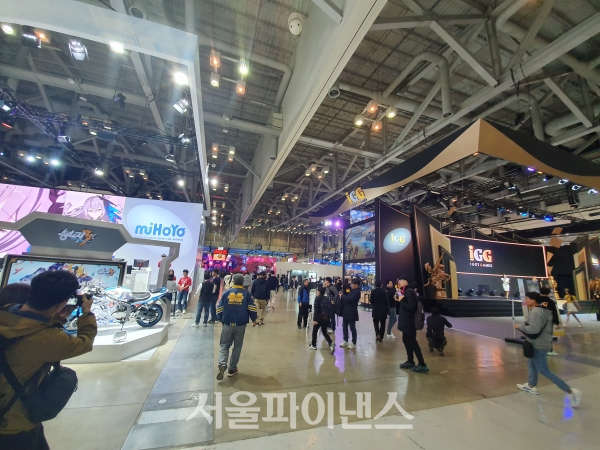 관람객이 입장하면 바로 보이는 부스가 왼쪽 미호요, 중간 슈퍼셀, 오른쪽 IGG이다. (사진=이호정 기자)