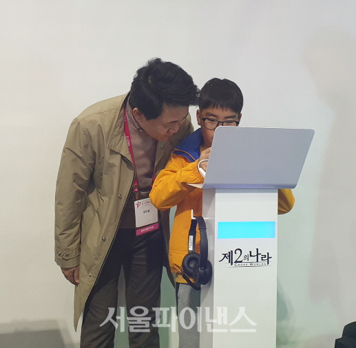 방준혁 넷마블 의장이 14일 부산 벡스코에서 열린 '지스타 2019' 넷마블 부스를 방문해 관람객과 대화를 하고 있다. (사진=이호정 기자)