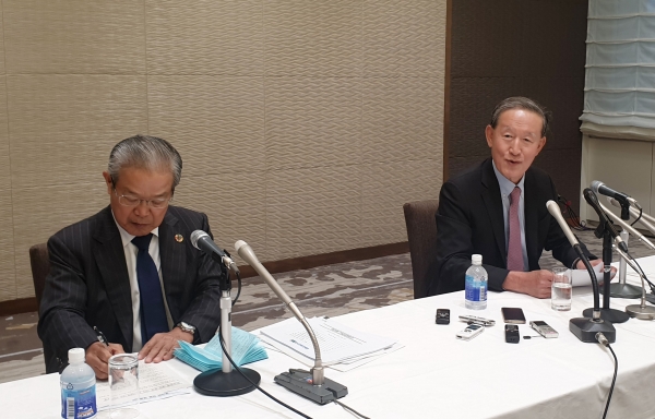 허창수 전경련 회장(오른쪽)이 15일 도쿄 경단련회관에서 '제28회 한일재계회의'와 관련해 기자회견을 하고 있다. 왼쪽은 권태신 부회장.(사진=전경련)
