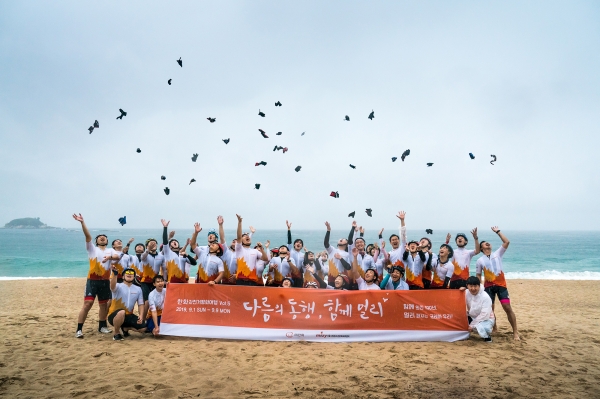 한화자전거평화여행에 참가한 청소년과 (주)한화관계자들이 기념사진을 찍고 있다.(사진=(주)한화)