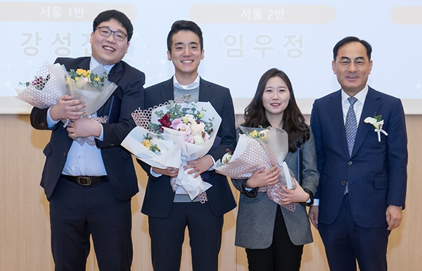 18일 서울 멀티캠퍼스 교육센터에서 열린 삼성 청년 소프트웨어 아카데미 1기 수료식에서 노희찬 삼성전자 사장과 상을 받은 우수교육생들이 기념사진을 찍고 있다. (사진=삼성전자)