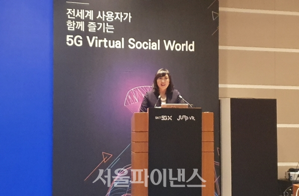 전진수 SK텔레콤 5GX서비스사업단장이 19일 SK T타워 수펙스홀에서 열린 간담회에서 '버추얼 소셜 월드'를 소개하고 있다. (사진=이호정 기자)
