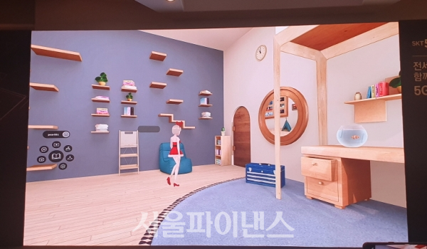 '버추얼 소셜 월드'에서는 분신 역할을 하는 아바타의 머리 스타일, 눈코입, 복장 등을 꾸미고, 개인 공간인 마이룸(My Room)에서 VR영화를 보거나 동물을 키울 수 있다. 사진은 마이룸의 한 장면. (사진=이호정 기자)