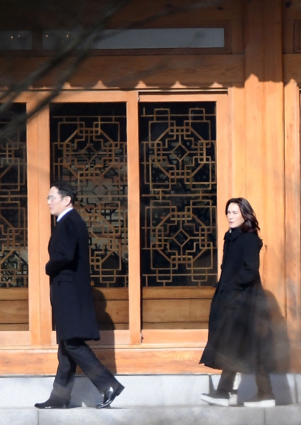 19일 오전 경기 용인 호암미술관 인근에서 열린 삼성그룹 창업주 호암 이병철 선대 회장의 32기 추모식에 이재용 삼성전자 부회장(왼쪽)과 이서현 삼성복지재단 이사장이 참석했다.(사진=연합뉴스)