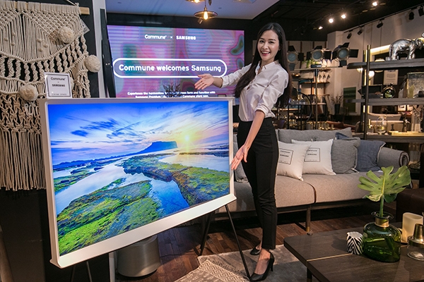 삼성전자 모델이 '더 세리프' TV 55인치를 소개하고 있다.(사진=삼성전자)