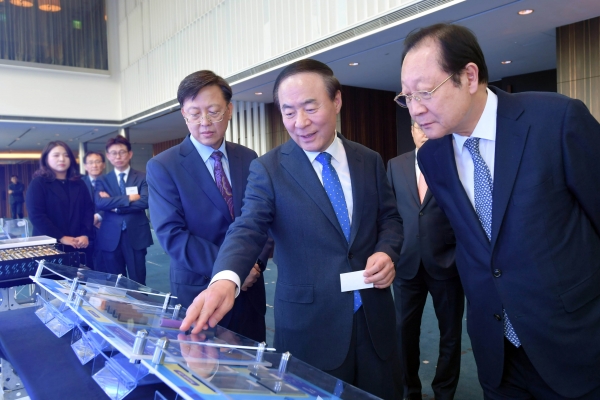 전영현 삼성SDI 사장(오른쪽 두 번째))이 권기홍 동반성장위원회 위원장(오른쪽 첫 번째)에게 협력회사가 전시한 배터리 부품들을 설명하고 있다.(사진=삼성SDI)