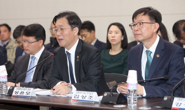 성윤모 산업통상자원부 장관이 21일 전북 군산 새만금개발청에서 열린 '새만금 재생에너지발전단지 현장간담회'에서 인사말을 하고 있다. (사진=연합뉴스)