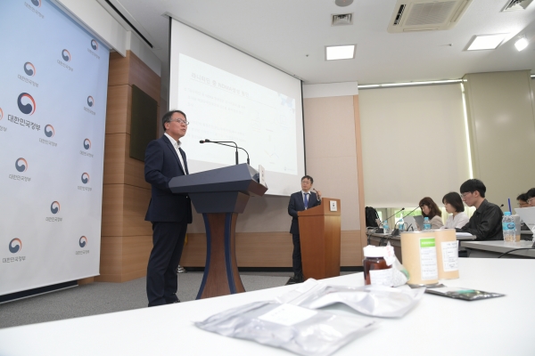 26일 서울 종로구 도렴동 정부서울청사 별관에서 김영옥 식품의약품안전처 의약품안전국장이 라니티딘 위장약에 대한 브리핑을 하고 있다. &nbsp;