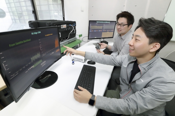 KT SAT, KT융합기술원의 5G 분야 연구원들이 KT연구개발센터에서 위성 5G 시험 결과를 확인하고 있다. (사진=KT SAT)