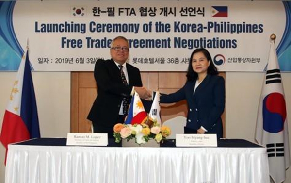 지난 6월 3일 오전 서울 중구 롯데호텔에서 열린 한-필리핀 자유무역협정(FTA) 협상 개시 선언식에서 유명희 통상교섭본부장과 라몬 로페즈 필리핀 통상산업부 장관이 공동선언문에 서명한 뒤 악수하고 있다.(사진=연합뉴스)