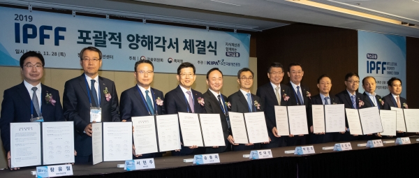 (왼쪽부터) 황윤철 경남은행장, 서현주 제주은행장, 송종욱 광주은행장, 빈대인 부산은행장, 고준호 발명진흥회 상근부회장, 박원주 특허청장, 은성수 금융위원장, 김태영 은행연합회장, 윤대희 신용보증기금 이사장, 정윤모 기술보증기금 이사장, 임용택 전북은행장, 김윤국 대구은행 부행장이 IP담보대출 양해각서를 체결하고 기념사진을 찍고 있다. (사진=금융위원회)
