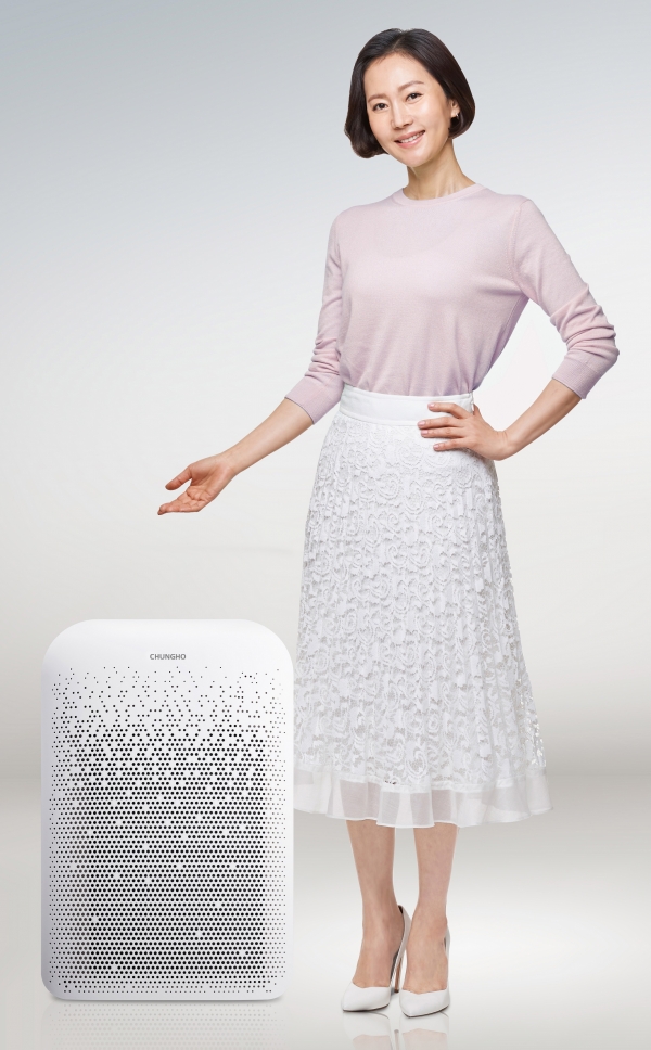 '청호 공기청정기 A600S’와 청호나이스 모델 염정아. (사진=청호나이스)