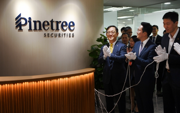 권희백 한화투자증권 대표이사(왼쪽 첫번째)와 임직원들이 파인트리증권 현판식을 진행하는 있다.(사진=한화투자증권)