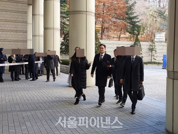 이재용 삼성전자 부회장이 굳은 얼굴로 법정으로 향하고 있다.(사진=윤은식 기자)