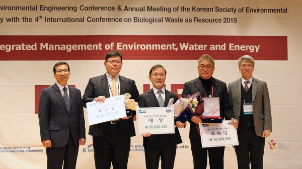 (왼쪽부터) 장명호 두산연강재단 부사장, 권일한 세종대학교 부교수, 김인수 광주과학기술원 교수, 박철휘 서울시립대교수, 최희철 대한환경공학회 회장.(사진=두산)