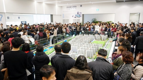 수원시 권선구 곡반정동 '수원 하늘채 더퍼스트' 견본주택을 방문한 내방객들이 단지 모형도를 둘러보고 있다. (사진= 코오롱글로벌)