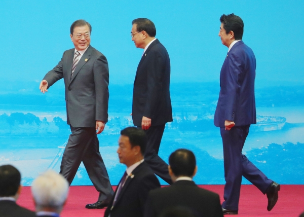 (왼쪽부터) 문재인 대통령, 리커창 중국 국무원 총리, 아베 신조 일본 총리가 '한중일' 비즌스 서밋에 참석하고 있다.(사진=연합뉴스)
