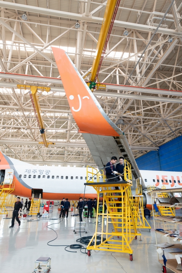 한국항공서비스(주)(KAEMS)는 27일 제주항공과 오는 2020년부터 2026년까지 B737NG 13대를 정비하는 장기계약을 체결했다.(사진=KAEMS)