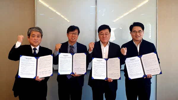 협약식 사진(완쪽부터 이동휘 한국수소산업협회 부회장, 신재행 수소융합얼라이언스추진단 단장, 정만기 한국자동차산업협회장, 유종수 수소에너지네트워크 대표. (사진= 수소모빌리티+쇼조직위원회)