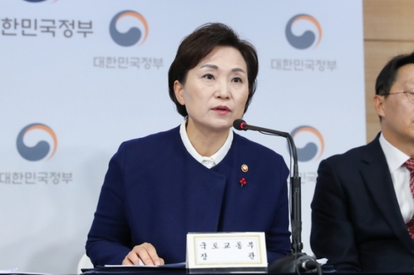 김현미 국토교통부 장관이 16일 정부서울청사에서 '주택시장 안정화방안' 관련 관계부처 합동브리핑에서 발언하고 있다.(사진=국토교통부)